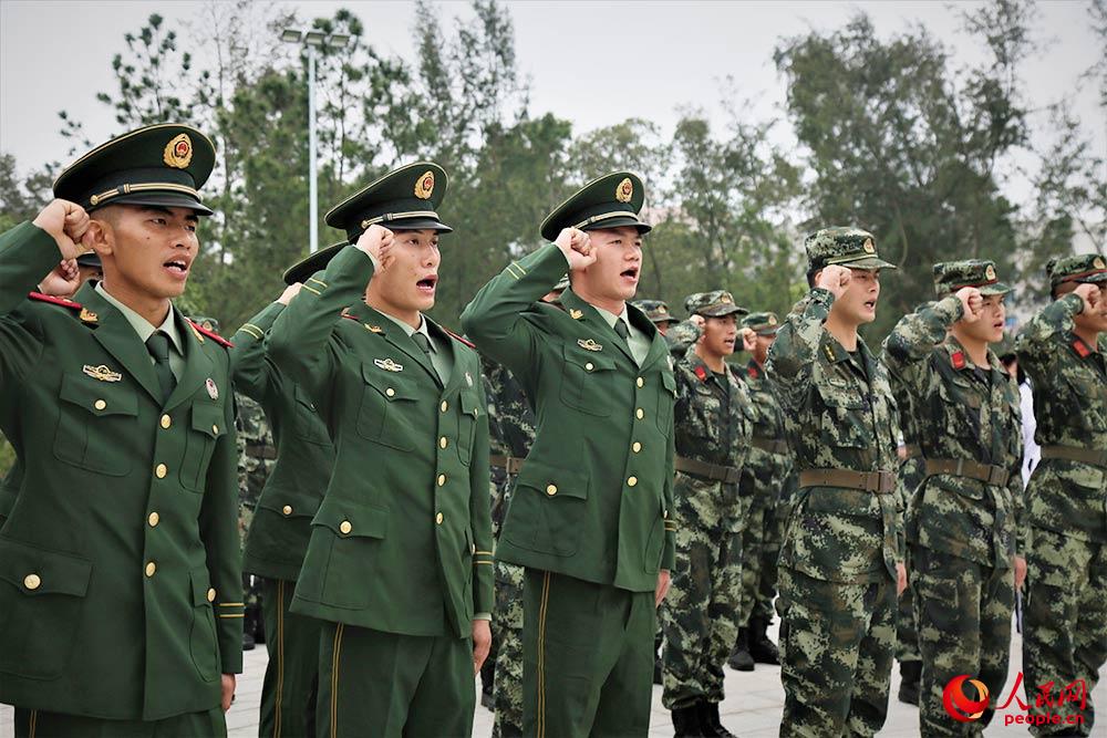 武警官兵在儀式現場庄嚴宣誓。