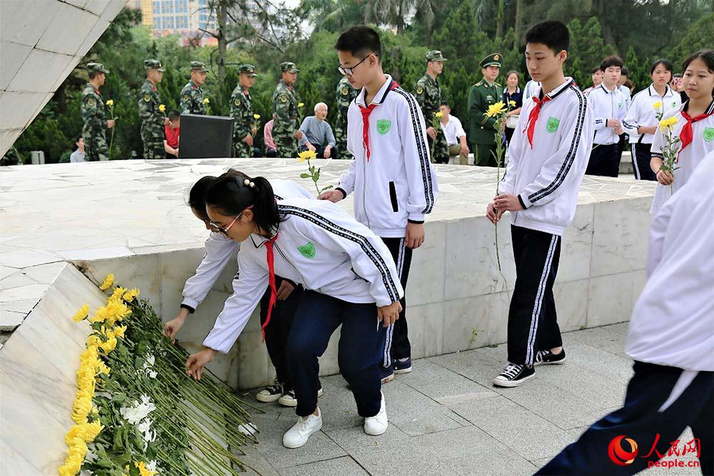 北海市第九中學向革命烈士獻花。