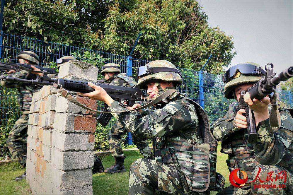 武警官兵在進行戰術訓練。