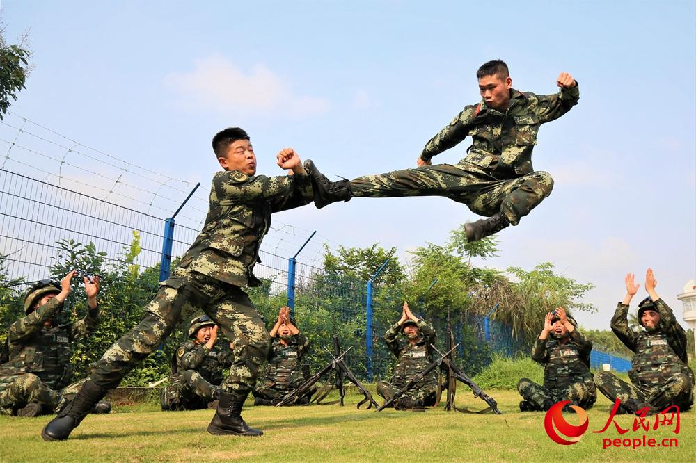 訓練間隙，士官陳煥杰與士官李建為官兵表演武術。