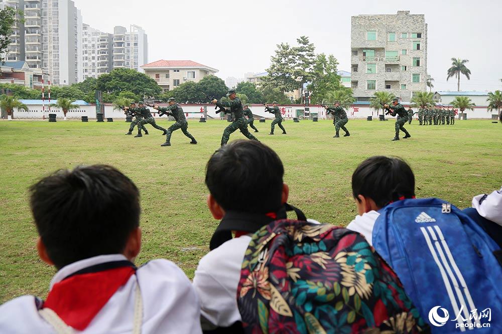 官兵們在為學生表演刺殺。