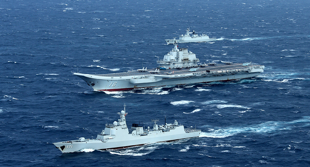 中國海軍航母編隊在海上航行。莫小亮  攝