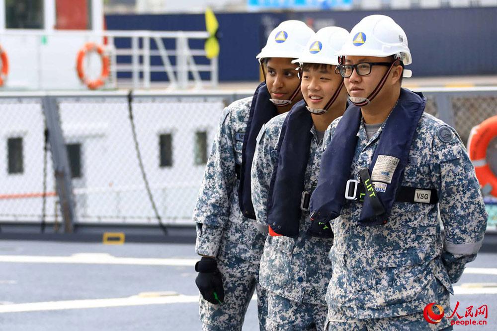 新加坡海軍“堅強號”護衛艦上的官兵。蒲海洋 攝