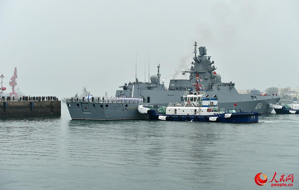 俄羅斯海軍“戈爾什科夫海軍元帥”號導彈護衛艦抵達青島。雷聲 攝