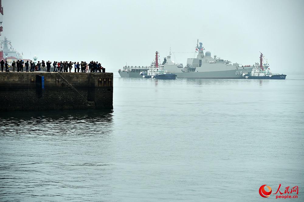 中外媒體聚焦外國艦艇抵達青島。雷聲 攝
