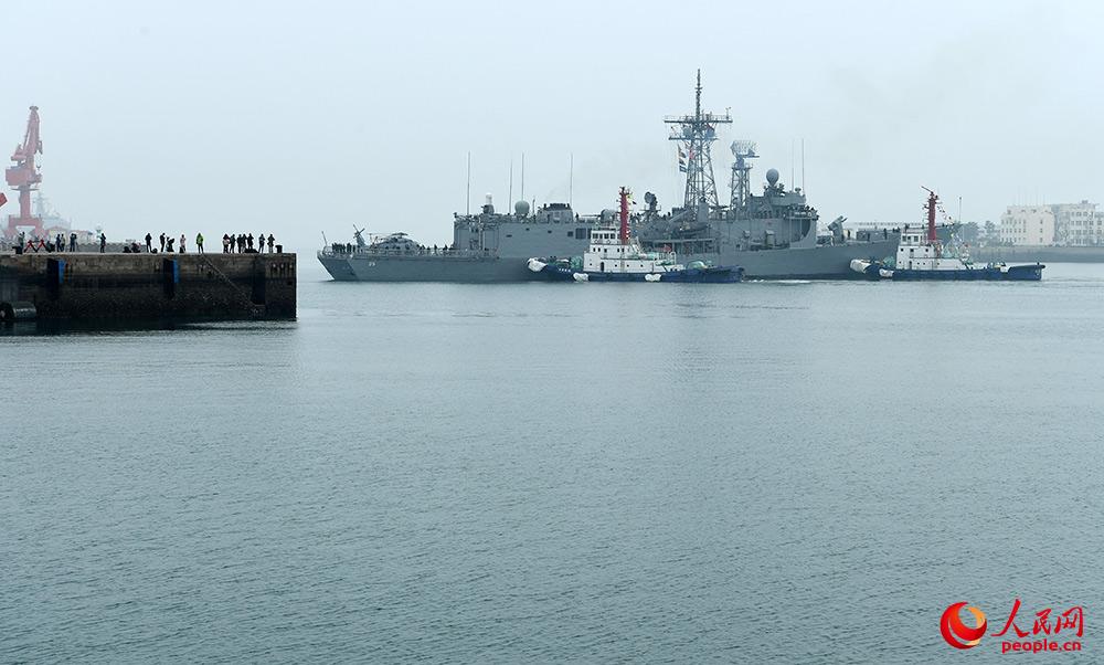 澳大利亞海軍“墨爾本”號導彈護衛艦抵達青島。雷聲 攝