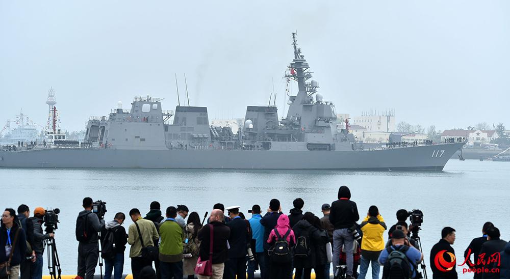 日本海上自衛隊“涼月”號導彈驅逐艦抵達青島。雷聲 攝