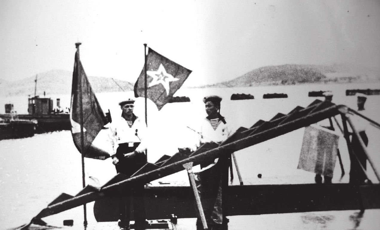 1955年7月，中国海军潜艇官兵在接收的苏联潜艇上升起中国人民解放军海军军旗。