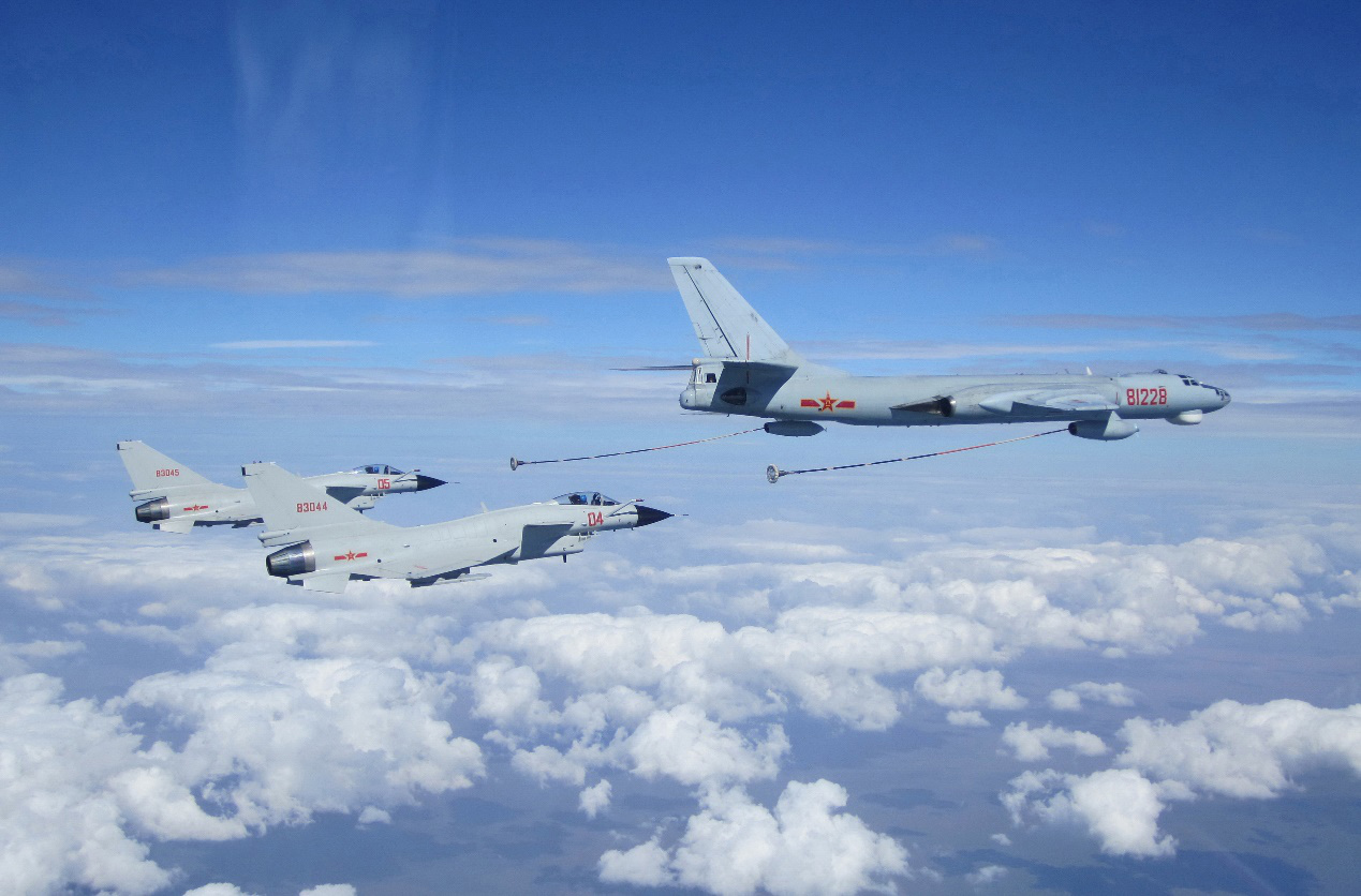 2014年7月28日，海军战机进行空中加油。