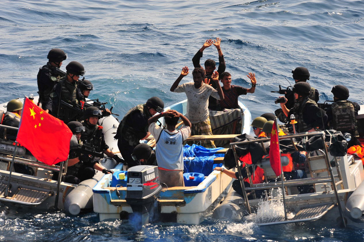 中國海軍護航編隊特戰隊員在亞丁灣查証疑似海盜船隻。