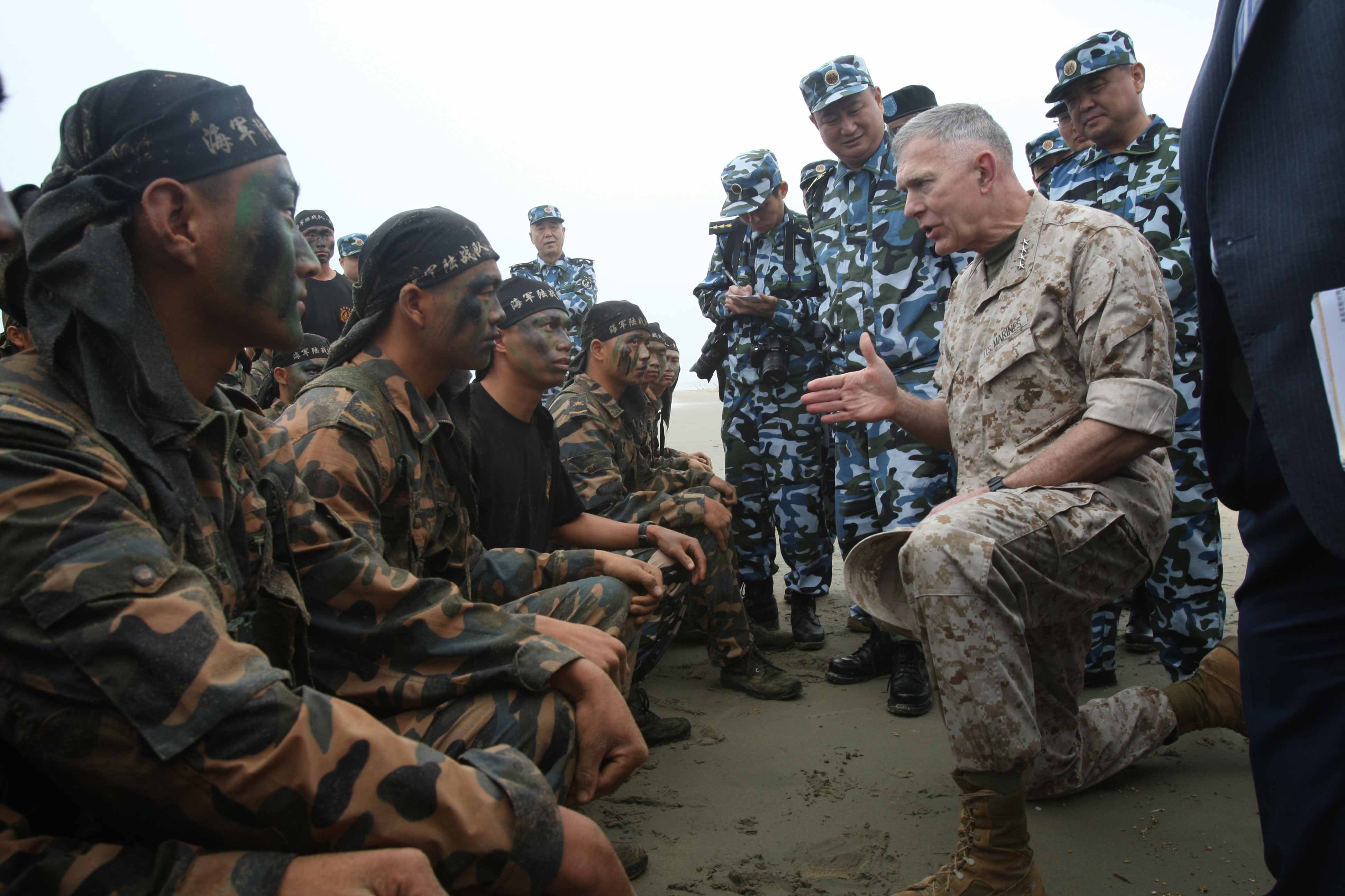 2008年4月，美国海军陆战队司令康威上将访问我海军陆战队，这是他与中方队员交流。
