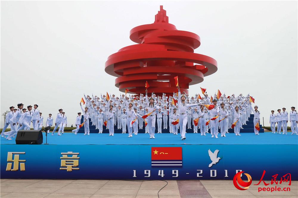 中外海軍聯合軍樂展示在青島五四廣場舉行（攝影：蒲海洋）