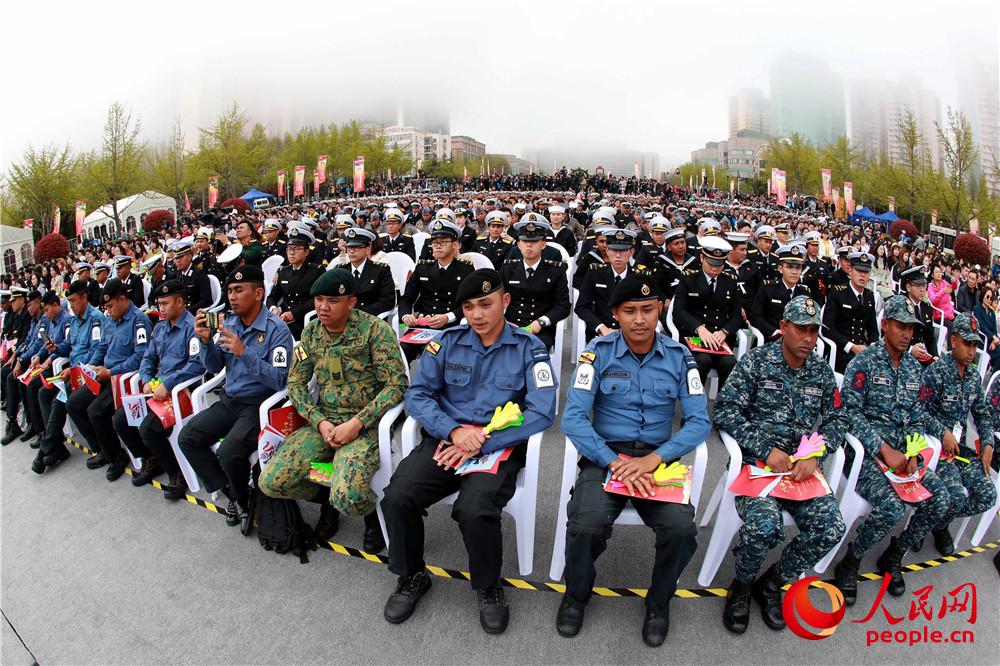 中外艦艇官兵、青島市民等1200余人觀看了演出。（攝影：蒲海洋）