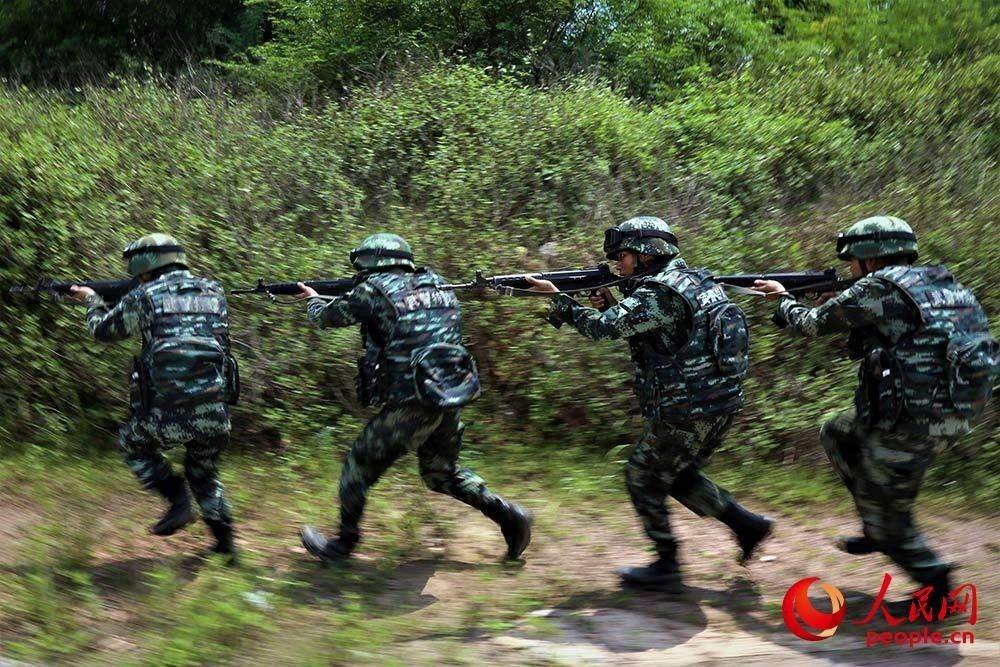 2019年4月24日，武警官兵運用戰術隊形快速通過開闊地。