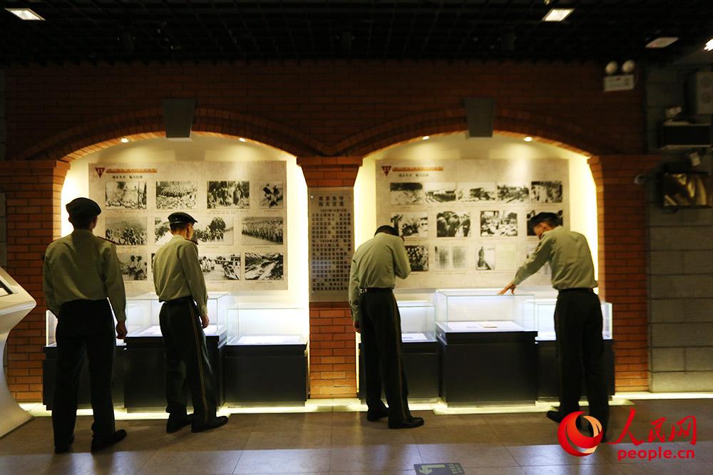 官兵参观“一二·一”运动纪念馆。胡程 摄