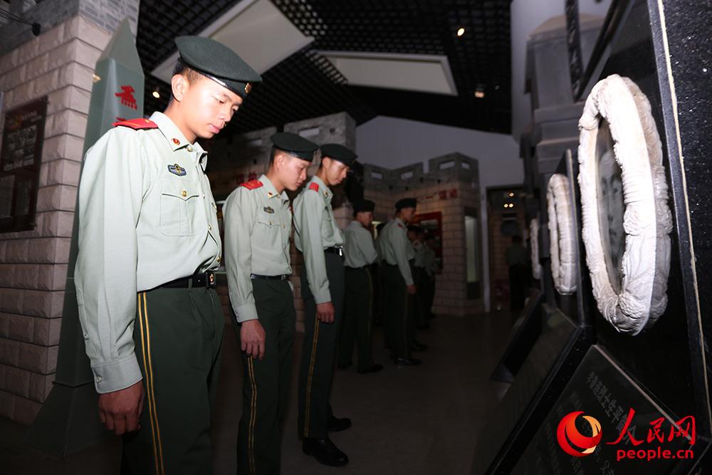 官兵参观“一二·一”运动纪念馆。胡程 摄