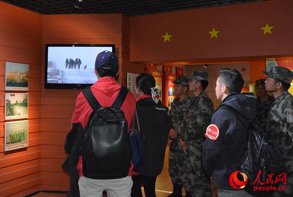 “祖國在我心中”界碑描紅主題活動採訪分隊參觀阿拉山口邊防連連史館。薩妮婭 攝