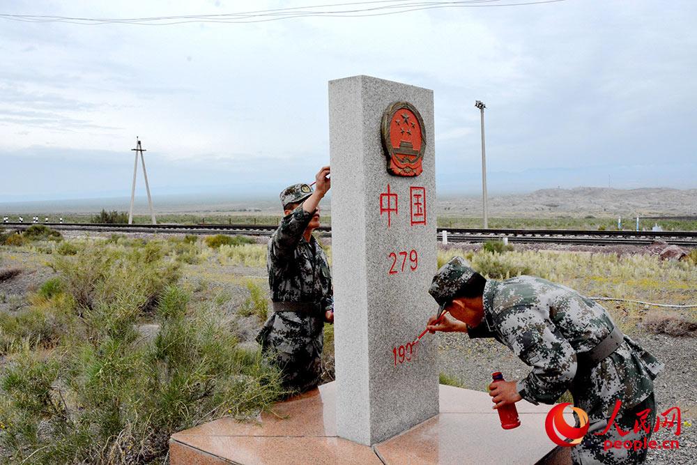 阿拉山口邊防連戰士為界碑描紅。薩妮婭 攝