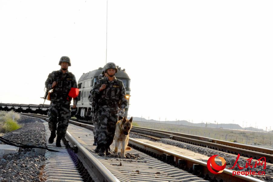 邊防戰士在中亞（歐）鐵路上巡邏。薩妮婭 攝