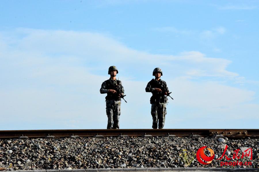 邊防戰士在中亞（歐）鐵路旁站崗。薩妮婭 攝