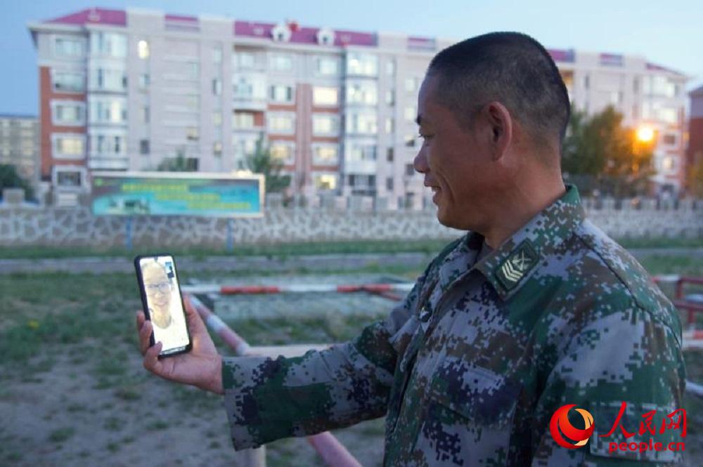 北部战区陆军某边防旅巡逻艇大队军士长刘长旺收到女儿的祝福视频非常开心。（李聪 摄）