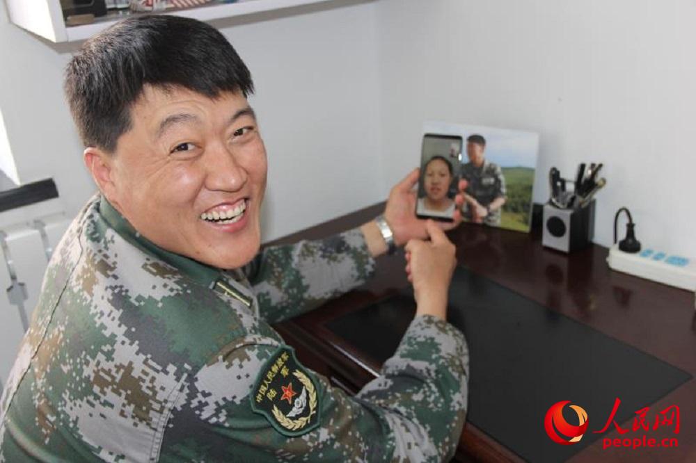 北部戰區陸軍某邊防旅政治工作部副主任孫鵬提前收到女兒的父親節祝福。（曹昆 攝）