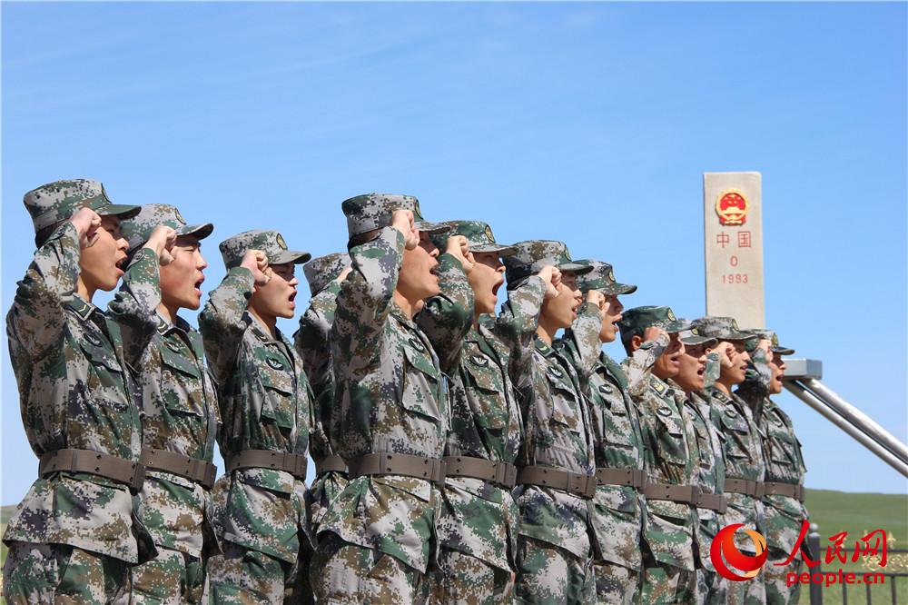 北部戰區陸軍某邊防旅一連戰士重溫軍人誓詞。（曹昆 攝）