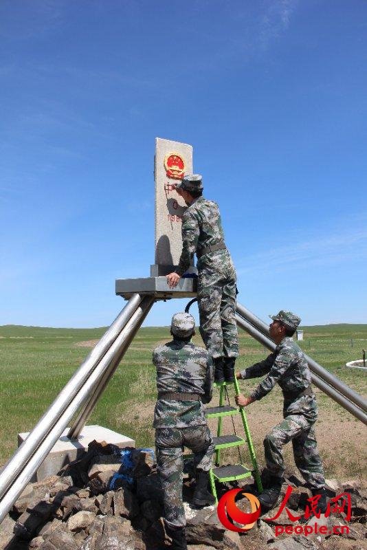 北部戰區陸軍某邊防旅巡邏隊戰士為中俄蒙三國交界點0號界碑描紅。（曹昆 攝）