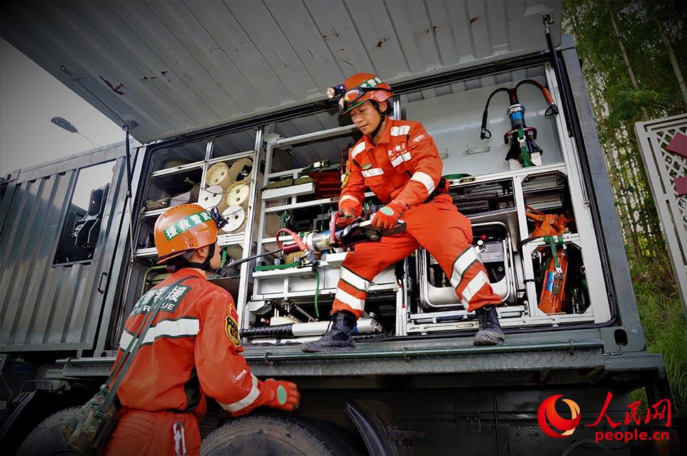 2019年6月20日，救援官兵迅速領取裝備展開救援。