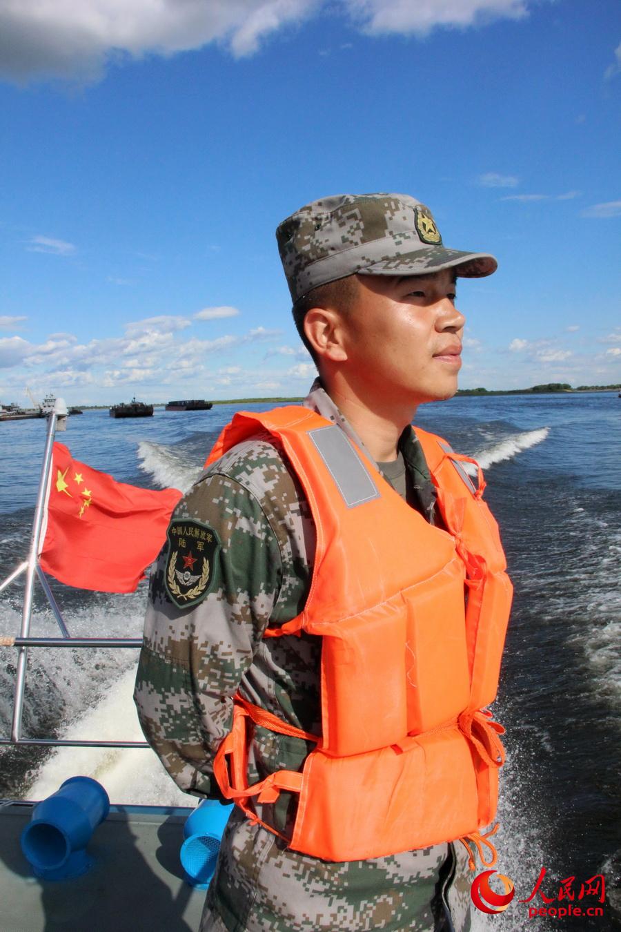 戰士郝科說夏天在黑龍江界河上巡邏，有鳥有浪有雲彩，一點也不枯燥。（記者 曹昆攝）