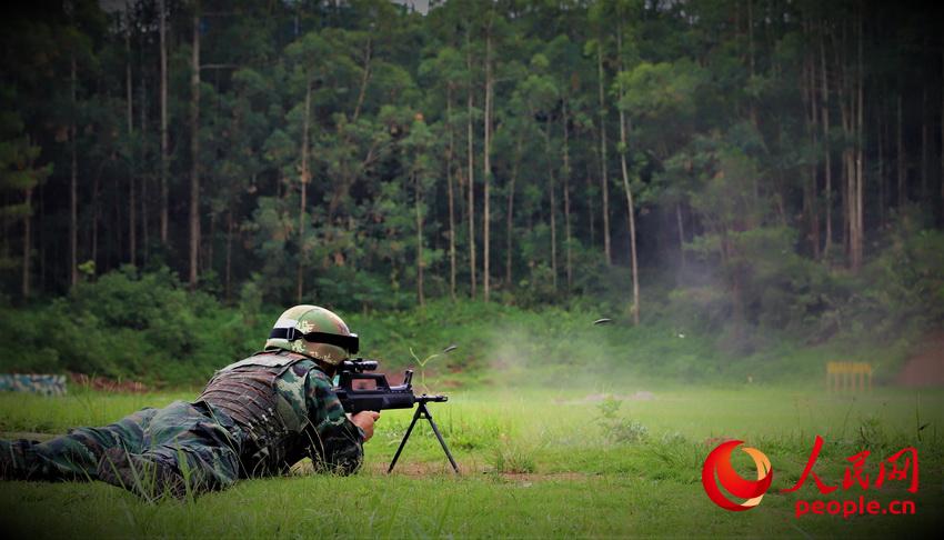 2019年7月2日，特戰隊員在進行輕武器對集團目標射擊訓練。