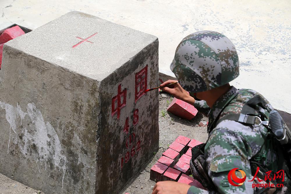 巡邏戰士對界碑進行描紅。人民網記者閆嘉琪 攝