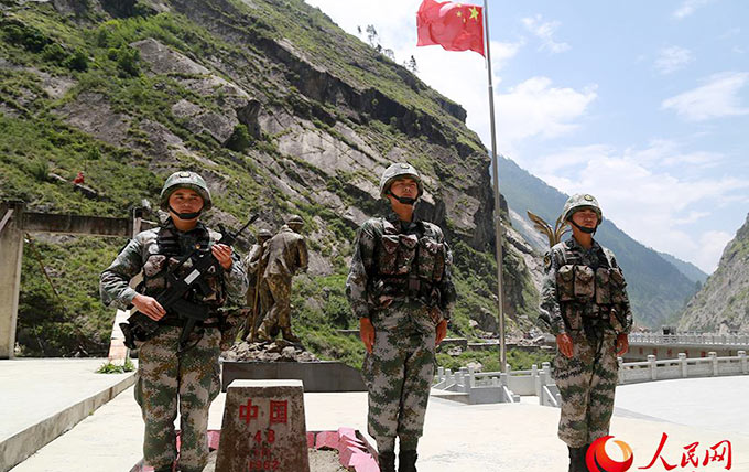 巡逻国门，驻西藏边防军人守边卫疆意志坚定