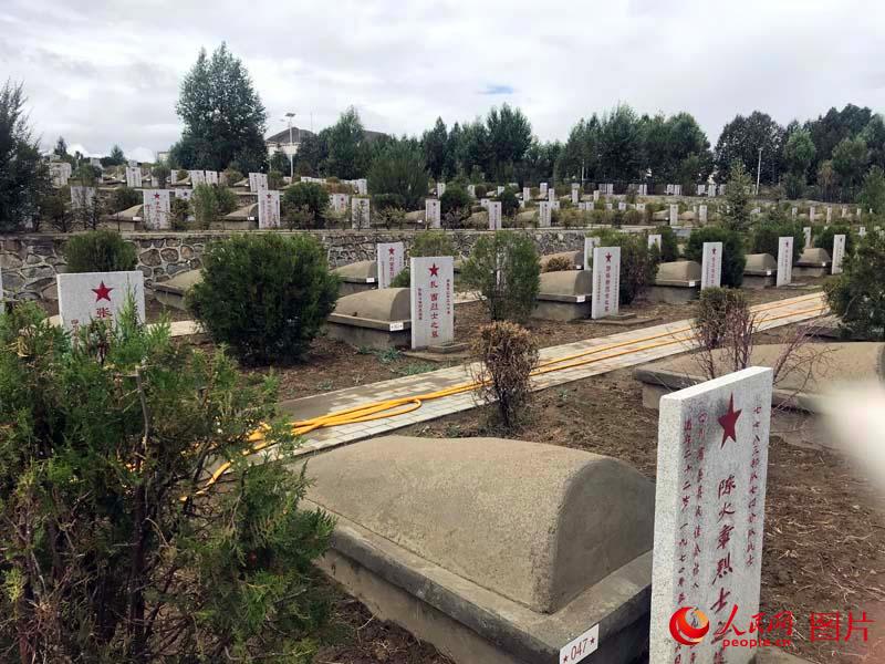日喀則烈士陵園烈士墓。 人民網記者劉融攝