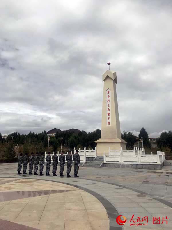 部隊官兵肅立在革命烈士紀念碑前瞻仰默哀。人民網記者劉融攝