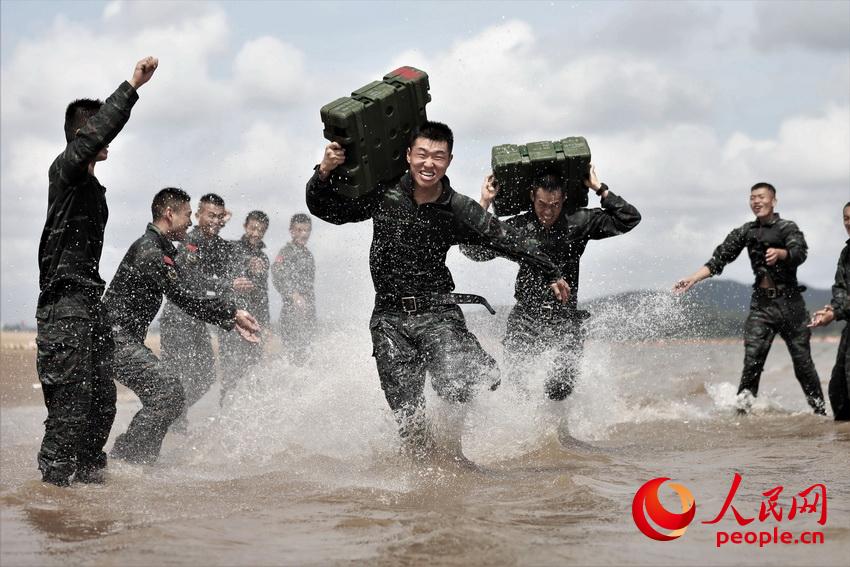 兩名特戰隊員在海水中進行體能比拼