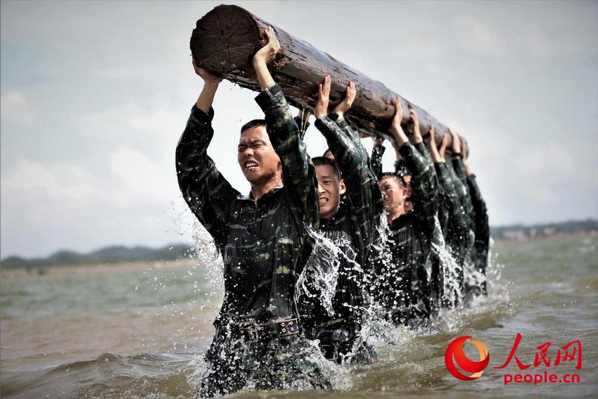 特戰隊員在海水中進行推舉圓木訓練