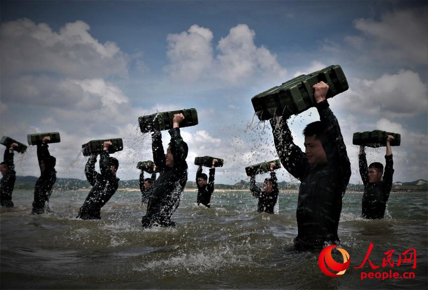 特戰隊員在海水中進行推舉子彈箱訓練