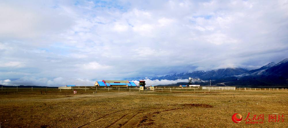 海拔4900多米的西藏军区某边防团昆木加哨所。 宋小理摄