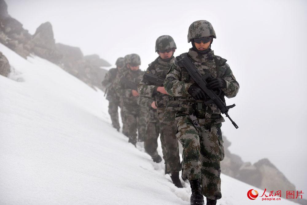 官兵常年巡邏在海拔4500米以上的雪山之巔。 王乾攝