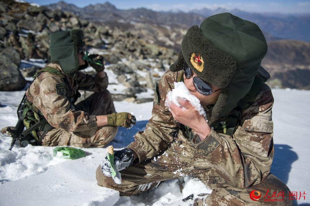 官兵外出執行巡邏任務時，吃雪解渴。宋小理攝