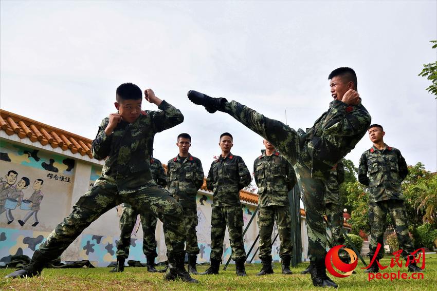 兩名武警官兵在進行搏擊對抗訓練。