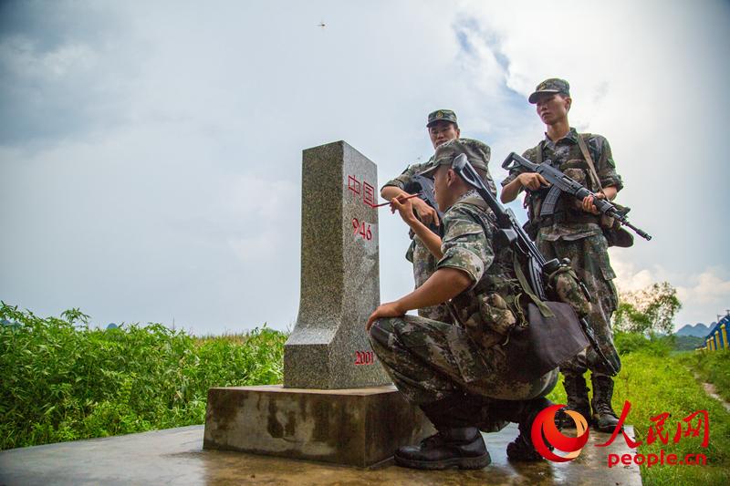 記者隨廣西邊防部隊對中越邊境線的界碑進行描紅【10】