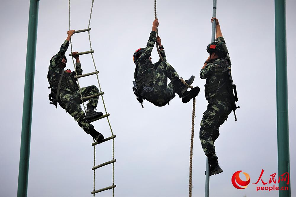 武警特戰隊員進行攀登抓繩訓練。（果志遠 攝）