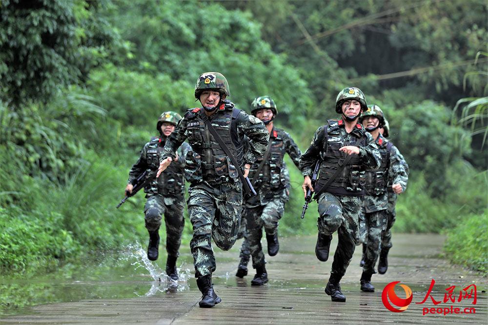 2019年8月6日，武警官兵在進行十公裡武裝越野訓練。