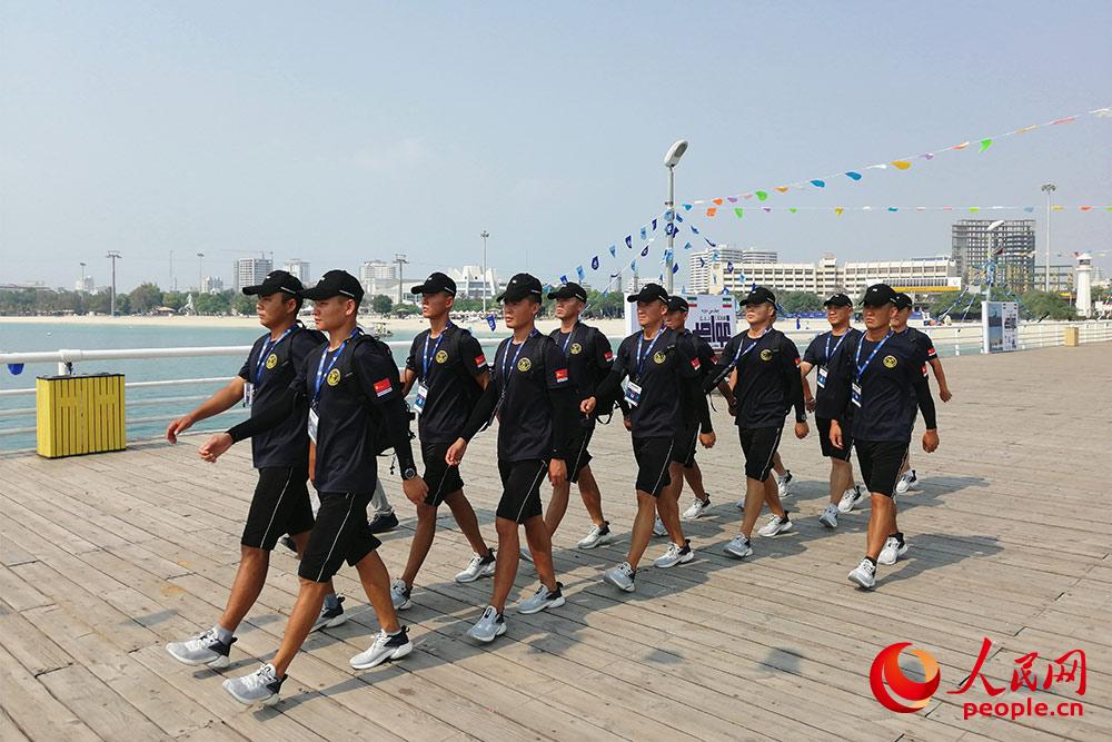中国队队员前往比赛场地