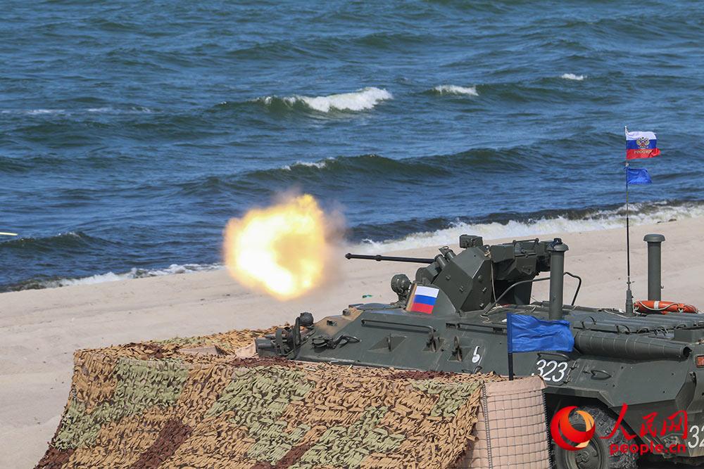 俄羅斯參賽車組正在使用30毫米車載自動炮對海上目標射擊。