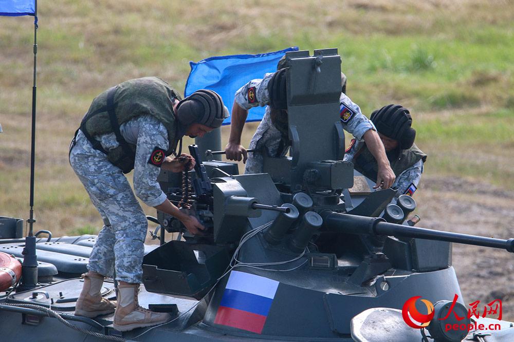 俄羅斯參賽隊員正在裝填彈藥。