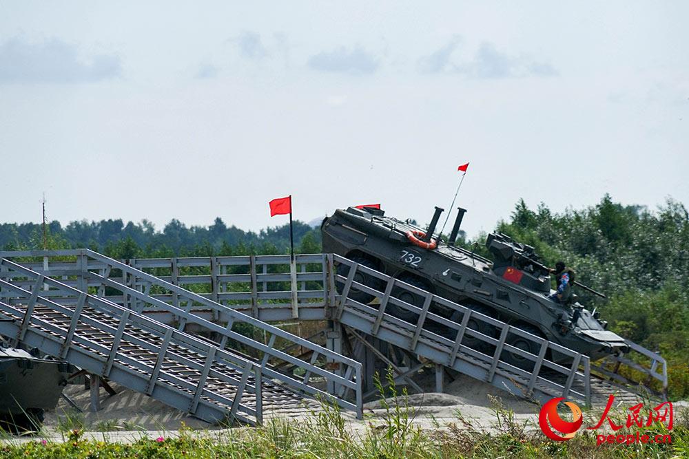 中國隊參賽車組正在通過模擬登陸艦。