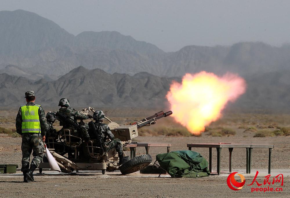 中國參賽隊員進行高射炮試射。